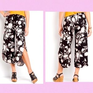 Maurices Floral flyaway pants